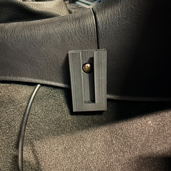 Een 3D-geprinte houder gemonteerd in de Mazda MX5 voor het bevestigen van een dubbele bekerhouder.