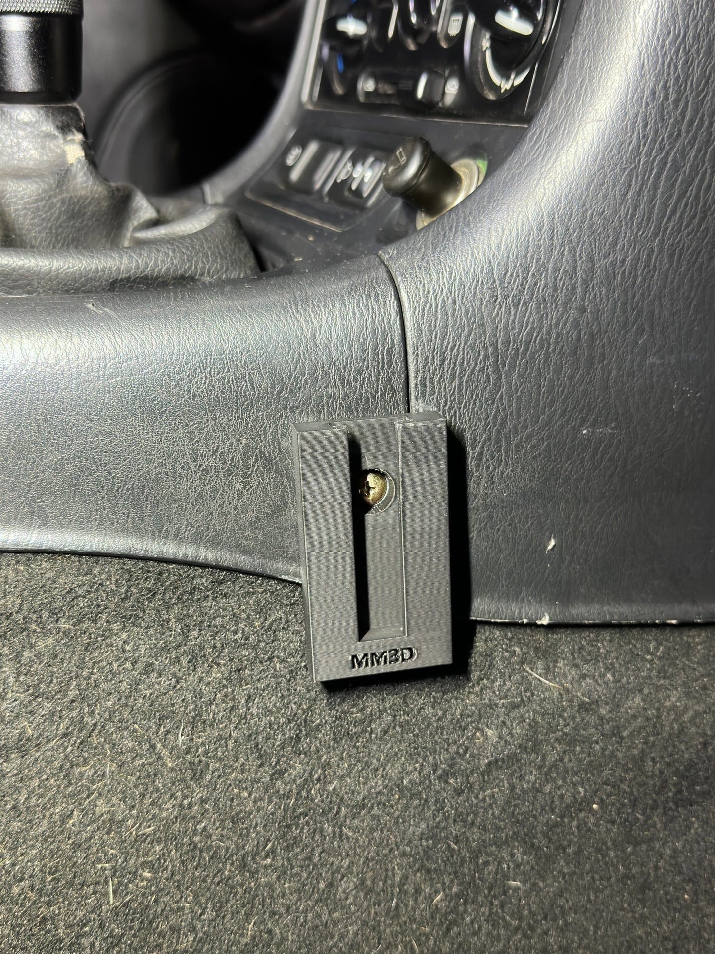 MM3D gemonteerde houder in het interieur van een Mazda MX-5, zwart 3D-geprint.