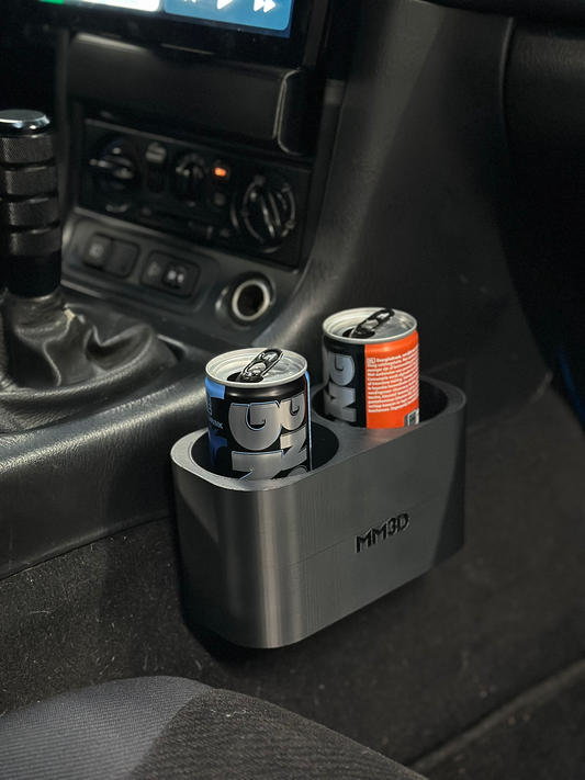 3D-geprinte bekerhouder in een Mazda MX-5 NA/NB met twee blikjes, ontworpen voor een perfecte pasvorm en functionaliteit in het interieur.
