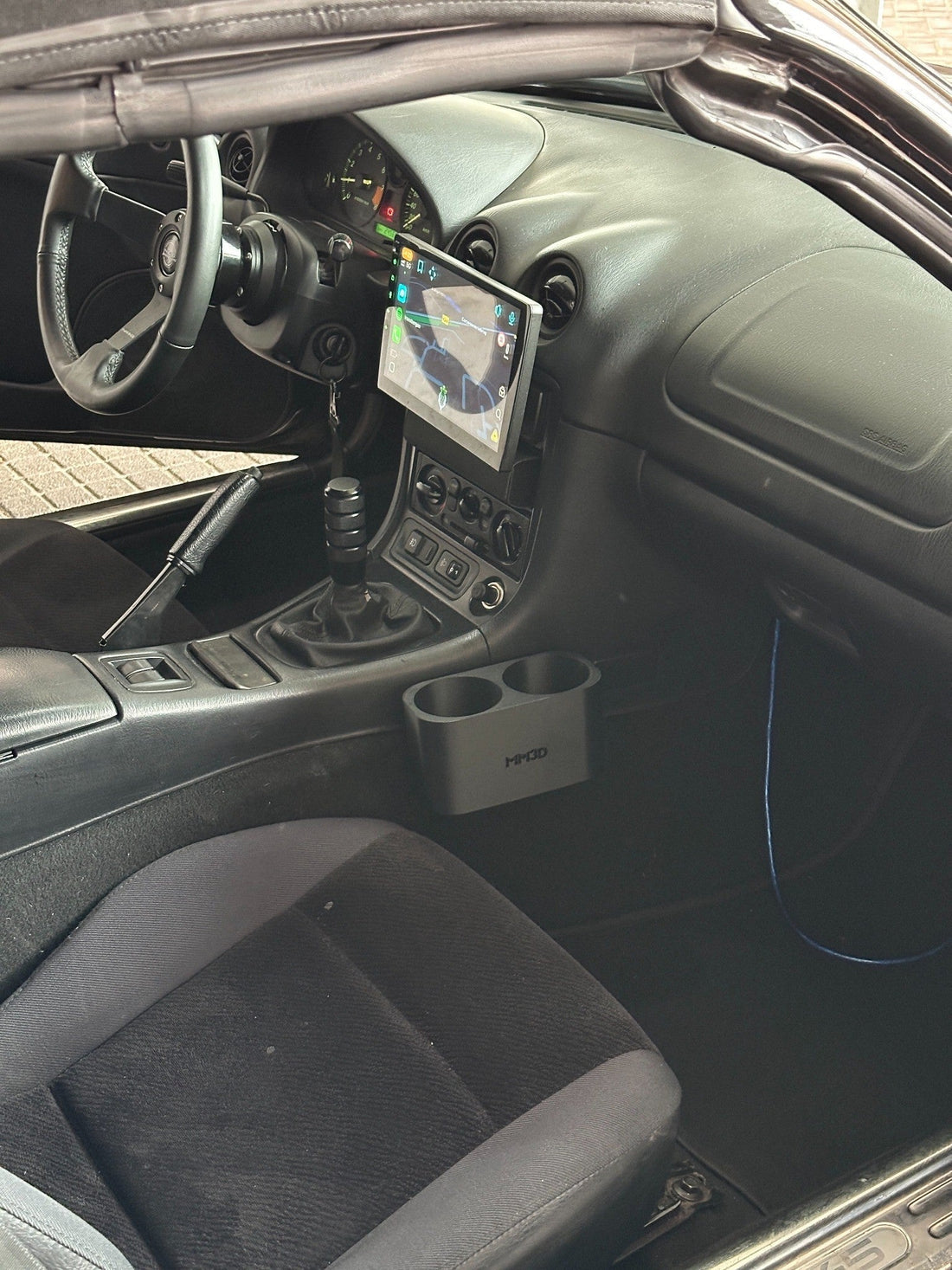 3D-geprinte bekerhouder geïnstalleerd in een Mazda MX-5 NA/NB. Praktische upgrade voor extra gebruiksgemak tijdens het rijden.