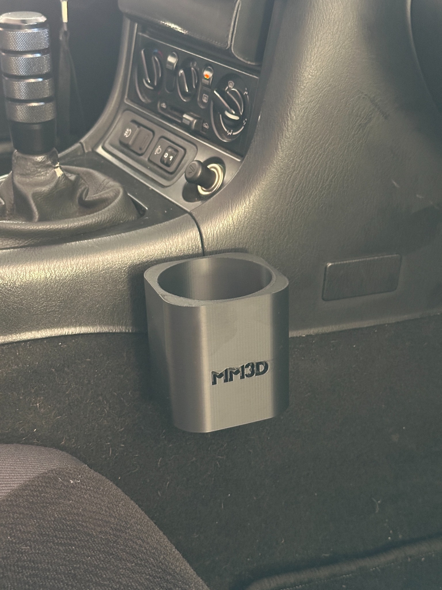 Close-up van de Mazda MX5 enkelvoudige bekerhouder met MM3D-logo.