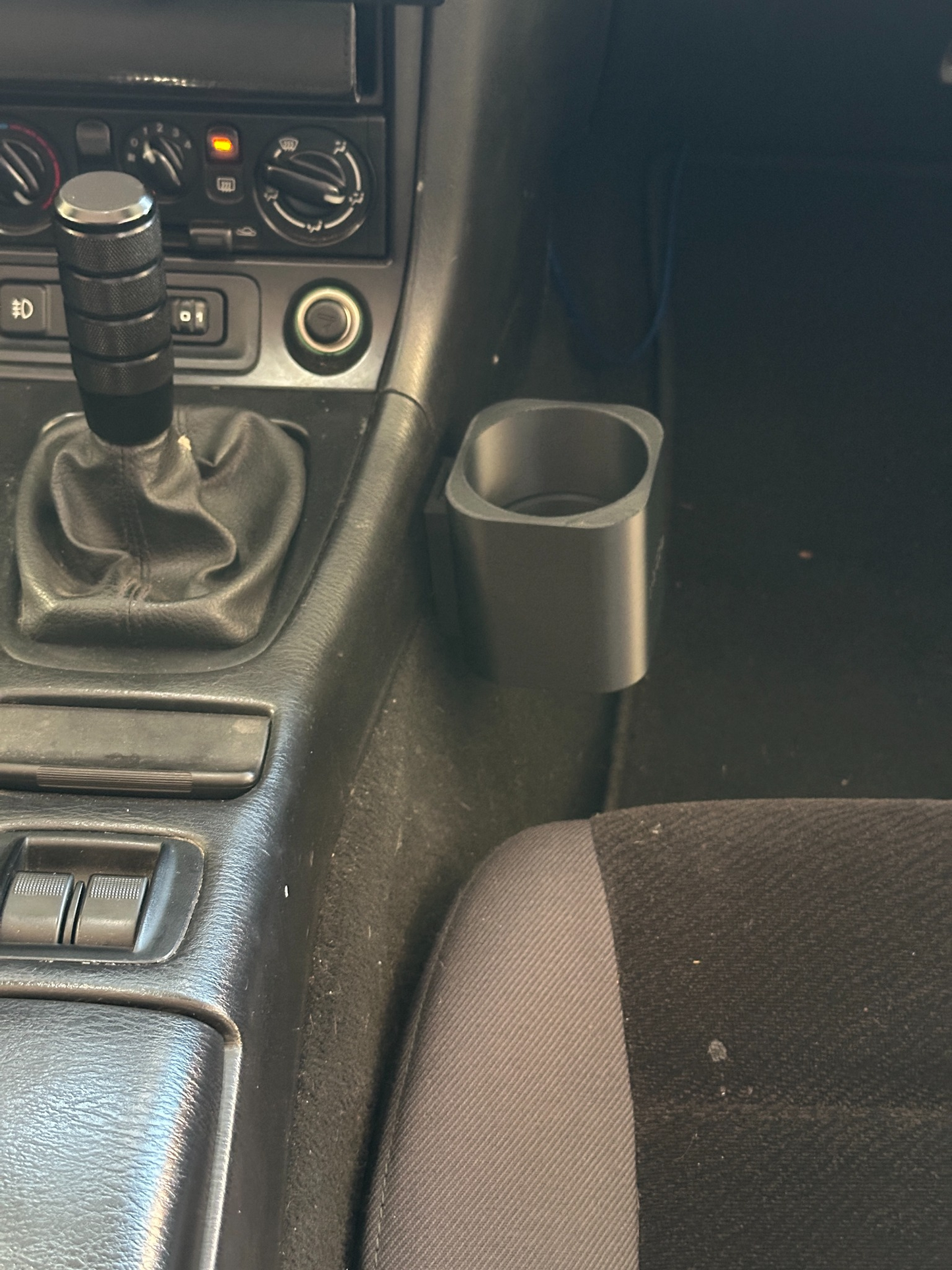 Zijaanzicht van de 3D-geprinte Mazda MX5 enkelvoudige bekerhouder.