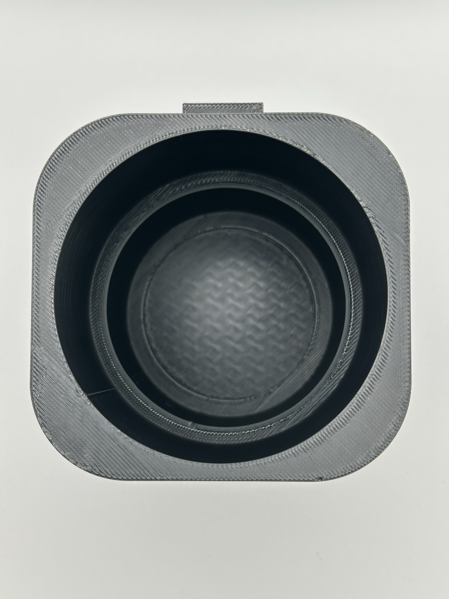 Zijaanzicht van de 3D-geprinte Mazda MX5 enkelvoudige bekerhouder.