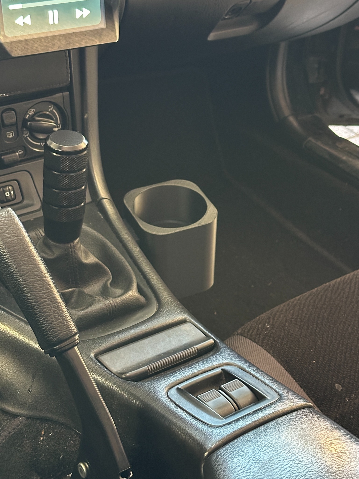 Mazda MX5 NA/NB enkelvoudige bekerhouder geïnstalleerd in het interieur van de auto.