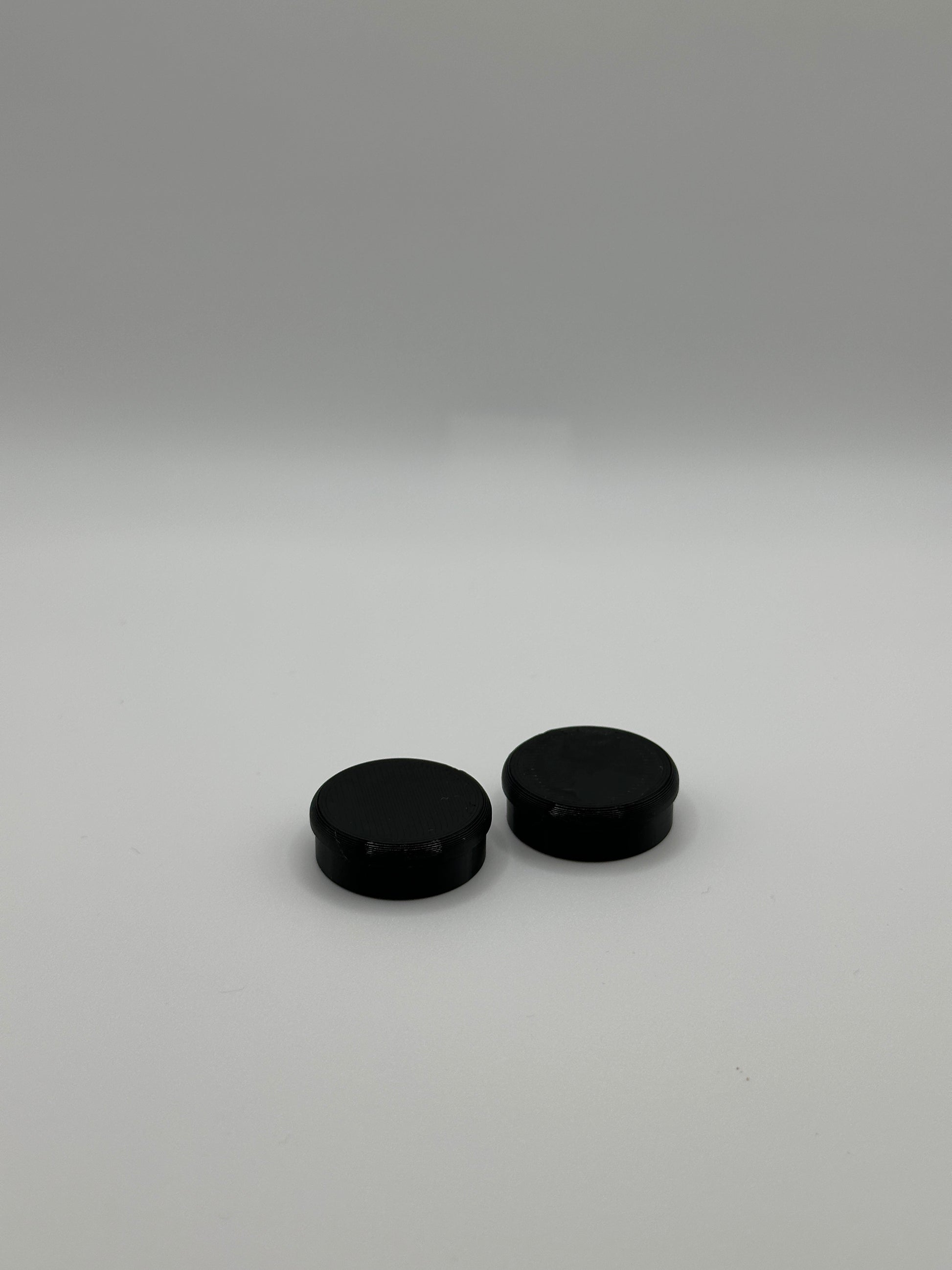 Close-up van 3D-geprinte ruitenwisserarm afdekdoppen, speciaal voor Mazda MX5-modellen. Een perfecte upgrade voor een nette look.