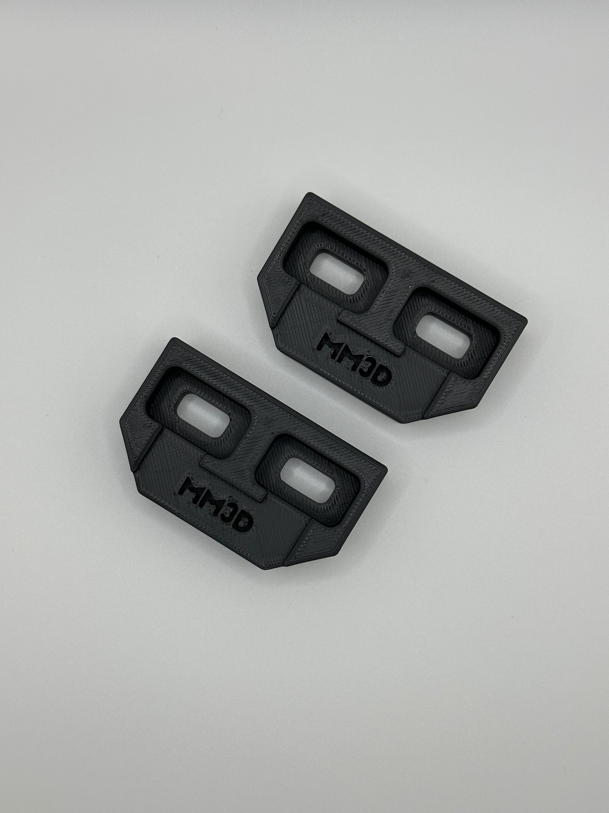 Set van twee 3D-geprinte deurgeleiders geschikt voor Mazda MX5, ontworpen door MM3D voor een perfecte pasvorm.