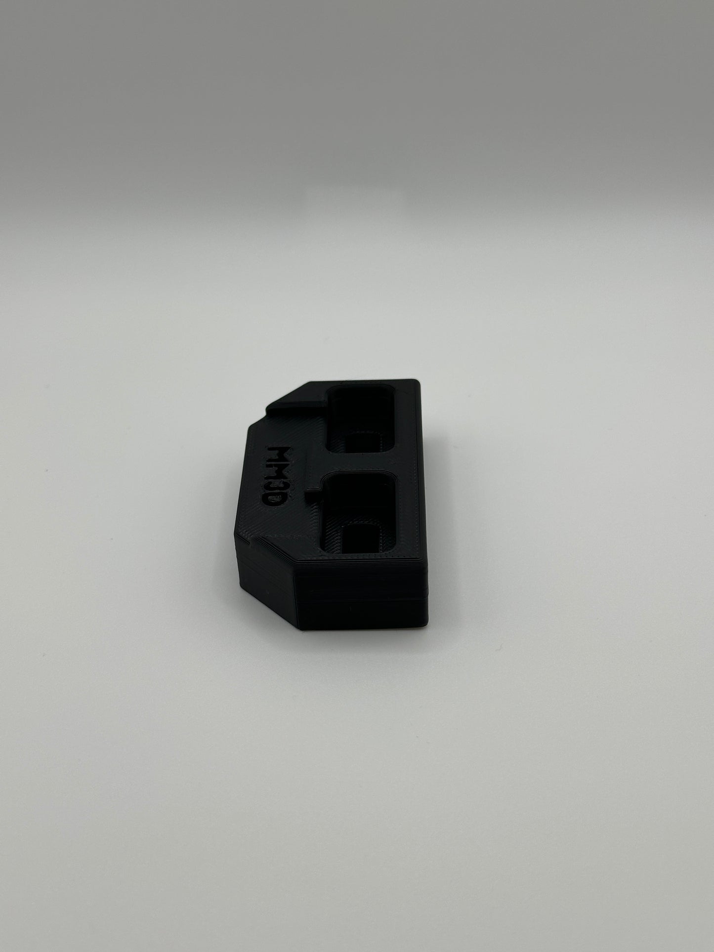 Zijaanzicht van een 3D-geprinte deurgeleider, geschikt voor Mazda MX5 modellen, ontworpen door MM3D.