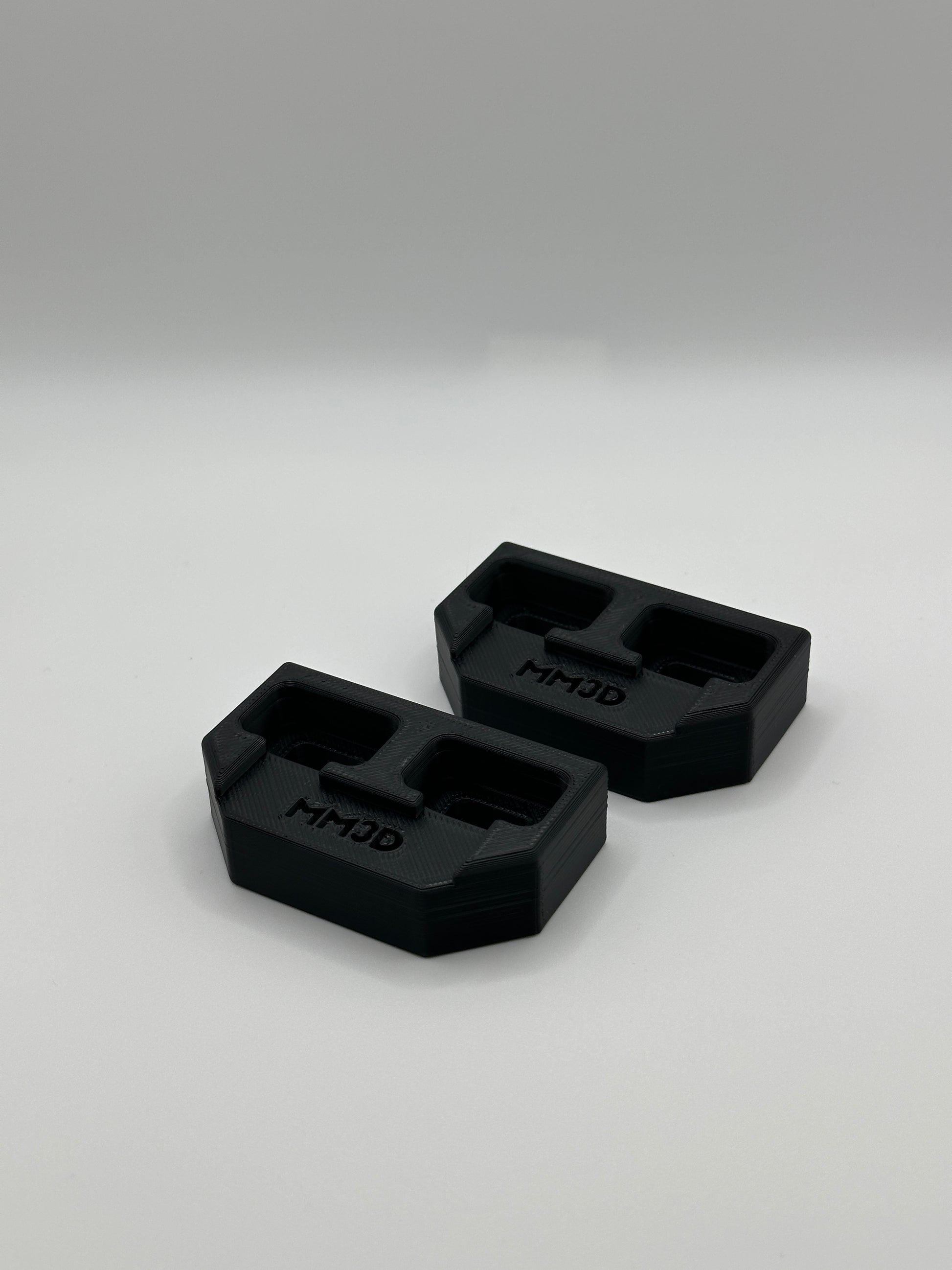 Zijaanzicht van een set 3D-geprinte deurgeleiders voor Mazda MX5, ontworpen door MM3D voor een naadloze pasvorm en duurzaamheid.