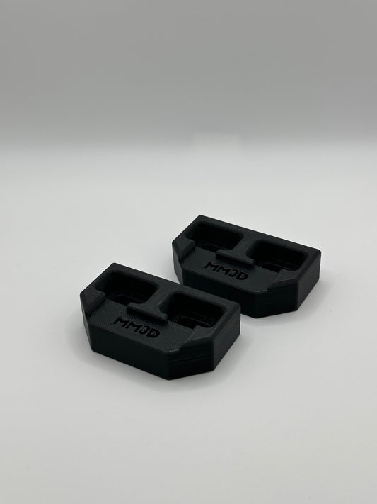 Zijaanzicht van een set 3D-geprinte deurgeleiders voor Mazda MX5, ontworpen door MM3D voor een naadloze pasvorm en duurzaamheid.