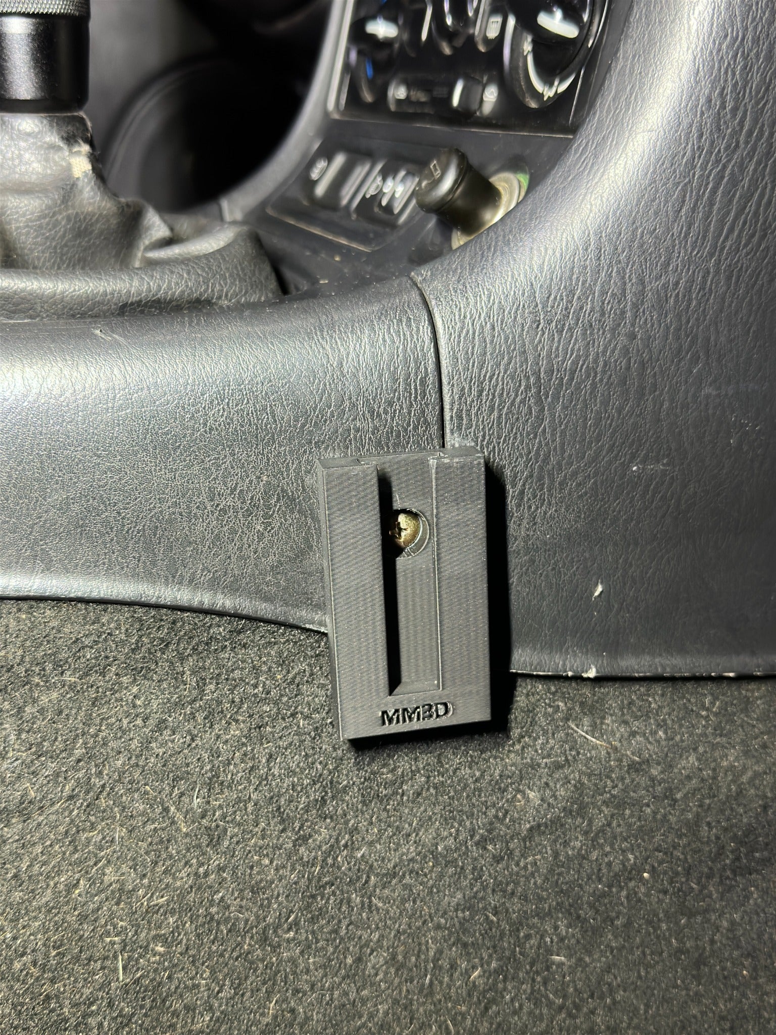 MM3D gemonteerde houder in het interieur van een Mazda MX-5, zwart 3D-geprint.